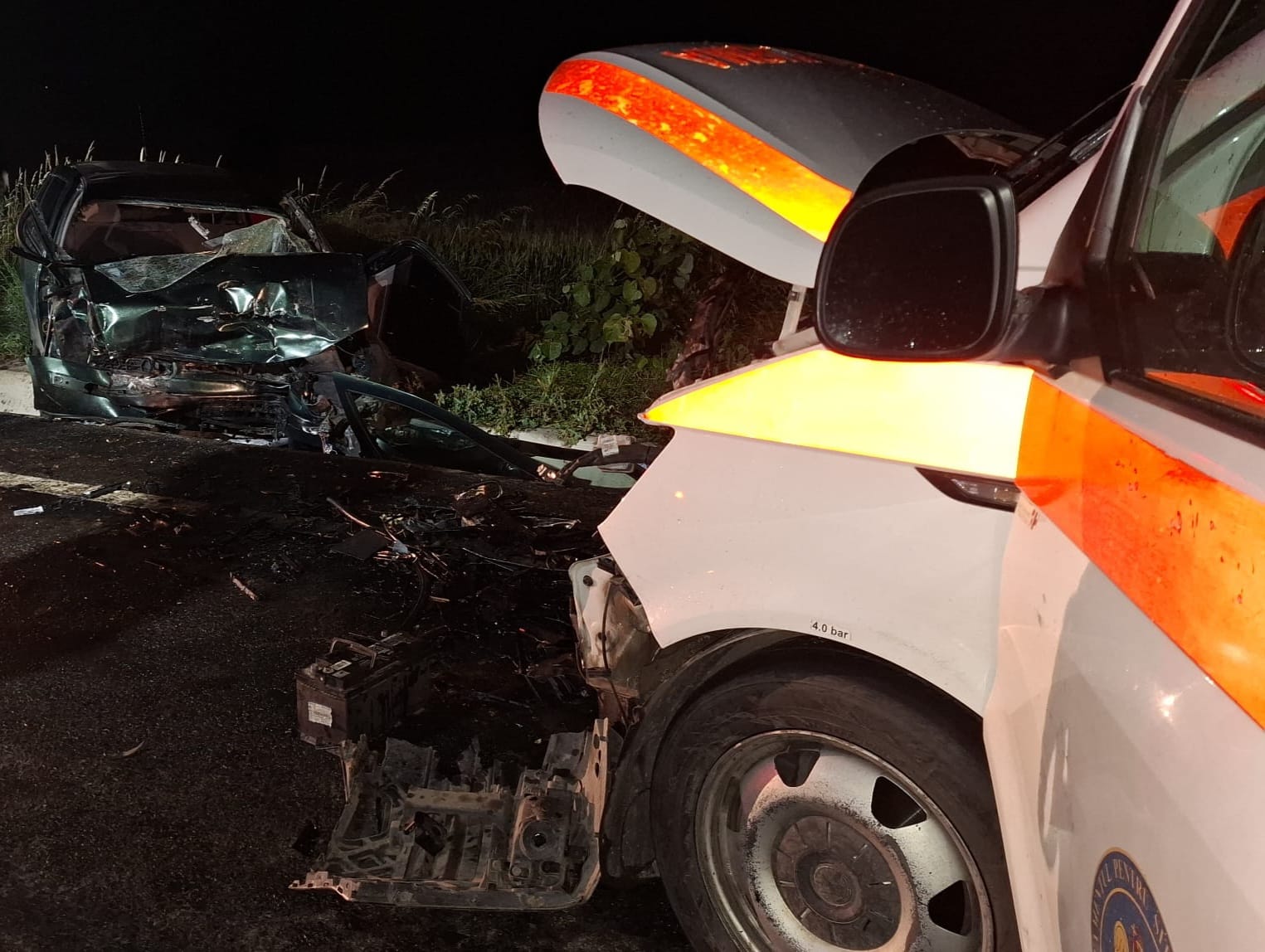 Accident mortal între o mașină și ambulanță în Botoșani. Doi tineri de 17 și 21 de ani au murit Foto: ISU Botoșani