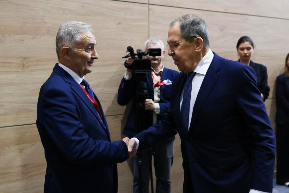 Lazăr Comânescu, dând noroc cu Serghei Lavrov - Foto: X/Lazar Comanescu