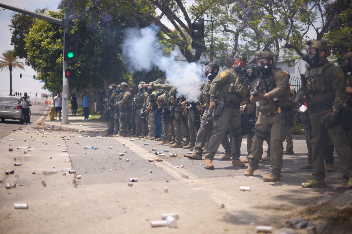 Forțele de ordine americane se confruntă cu protestatarii care nu sunt de acord cu măsurile lui Trump împotriva imigranților Foto: profimediaimages.ro