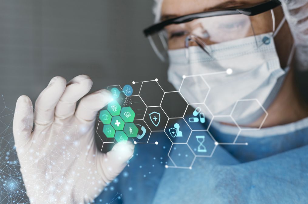 Doctor cercetător cu ochelari de protecţie, lucrând cu inteligenţă artificială - Foto: Freepik/CC0
