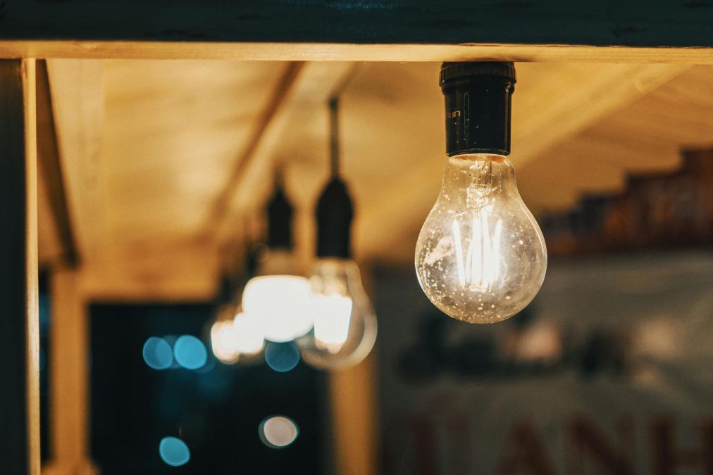 Rând de becuri cu filament - Foto: Pexels/FOX ^.ᆽ.^= ∫