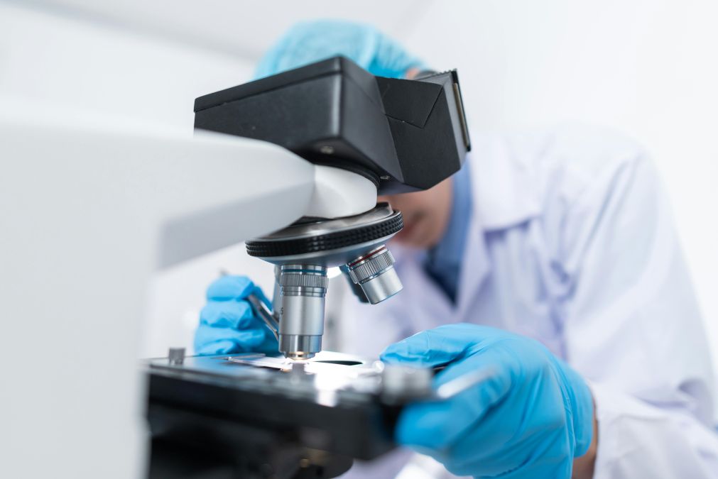 Om de ştiinţă folosind microscopul - Foto: Pexels/Chokniti Khongchum