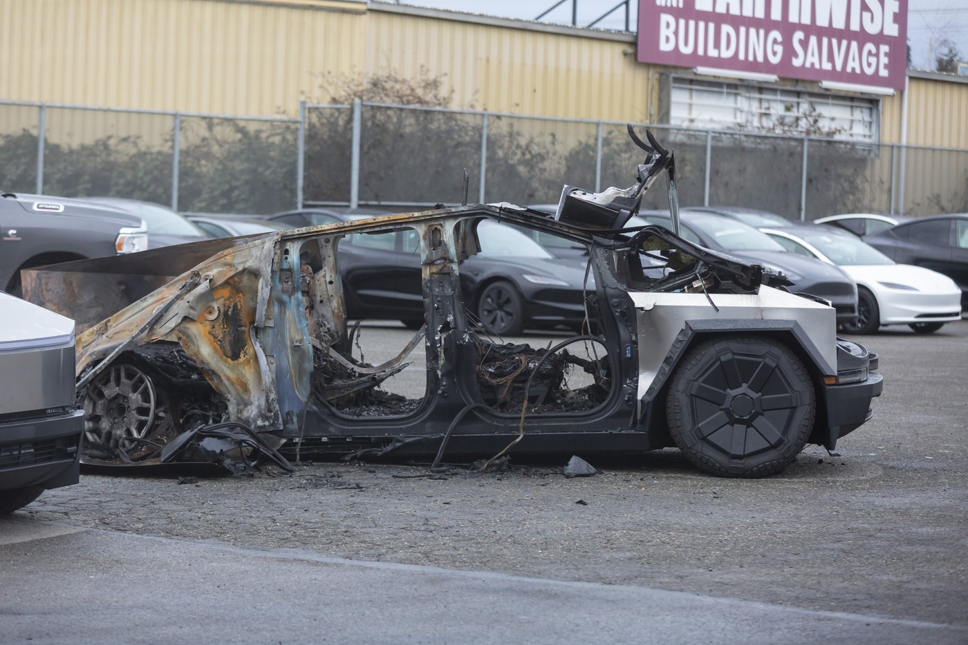 O mașină electrică Tesla Cybertruck a ars atât de puternic încât a dezintregrat oasele șoferului - Foto: Profimedia Images (Imagine cu rol ilustrativ)