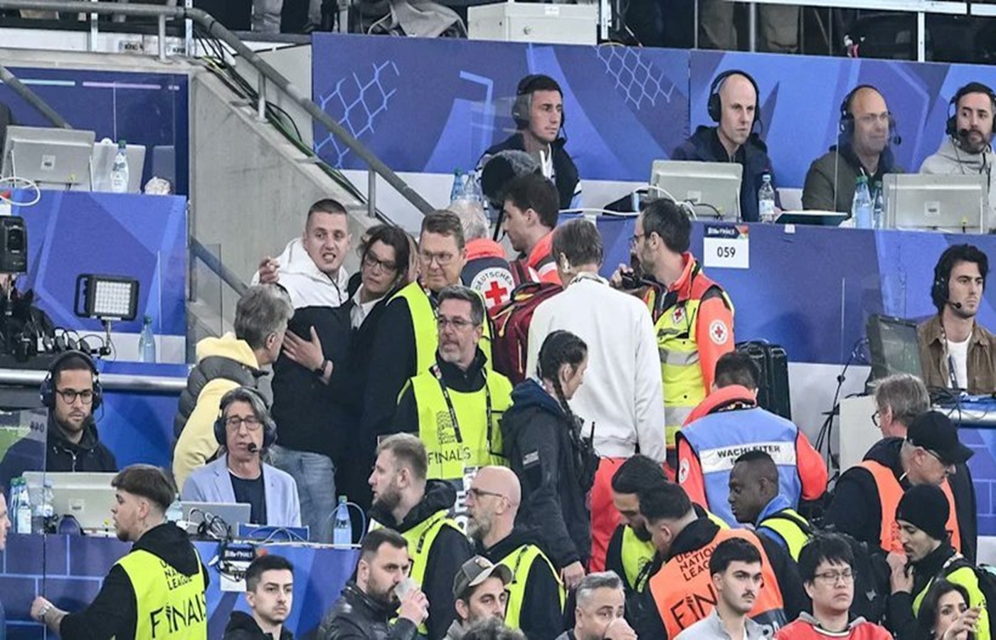 Finală mortală, în Liga Națiunilor. Un bărbat a căzut de la mare înălțime pe stadion și a decedat - Foto: X / News.ro