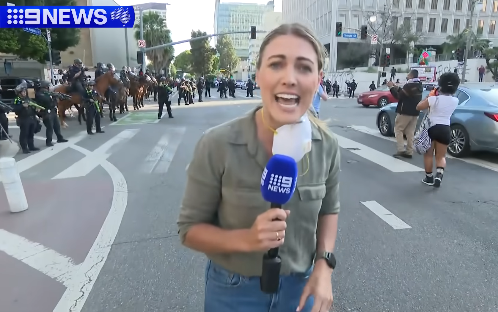 Momentul în care e împușcată o jurnalistă în timp era în direct la protestele din Los Angeles Foto: captură video TV 9News