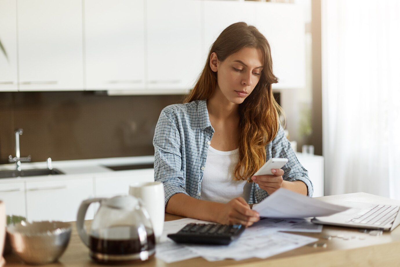 Ce s-ar putea tăia la stat pentru a face economie la buget? Salarii, sporuri și prime pe listă - Foto: Freepik (rol ilustrativ)