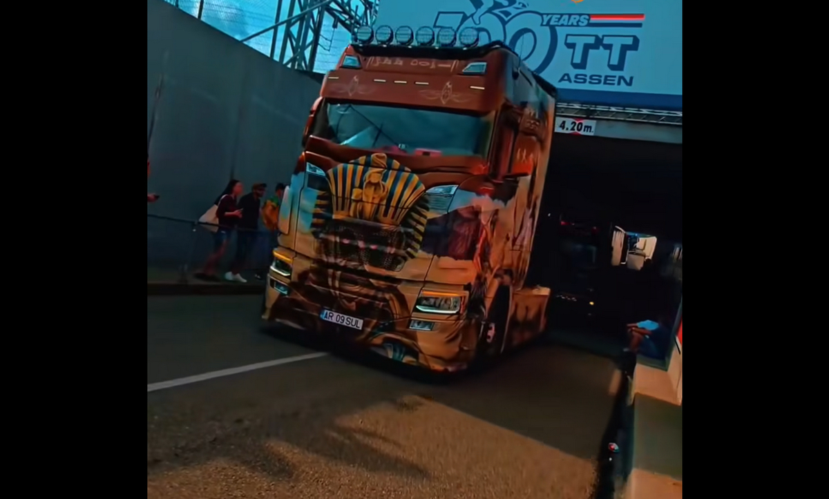 Un camion tunat la Arad a făcut senzație la Festivalul Truckstar 2025. E în stil egiptean - Foto: captură video