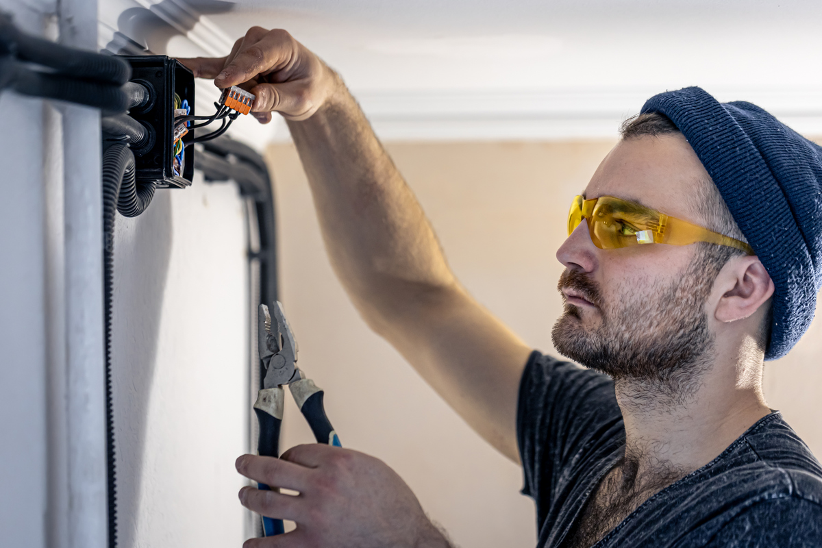 Facturi mari la gaz și curent? Unii români se „descurcă”. 9,9 milioane kWh, furați de la un furnizor - Foto: Freepik (Imagine cu rol ilustrativ)