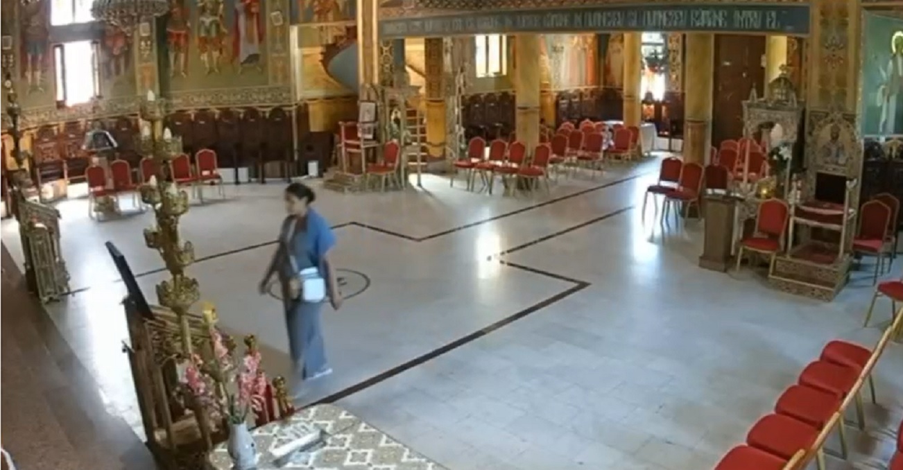 VIDEO Momentul în care o femeie fură bani dintr-o biserică din București. Mai întâi s-a închinat - Foto: Captură camere de supraveghere