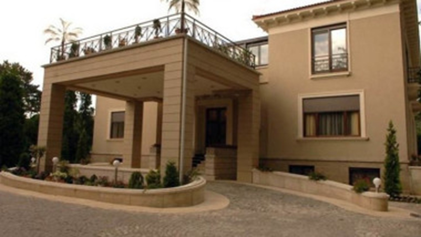 Președintele Dan s-ar muta în vila folosită de Dăncilă, Bolojan, în casa Mioarei Roman (surse) - Foto: digi24.ro