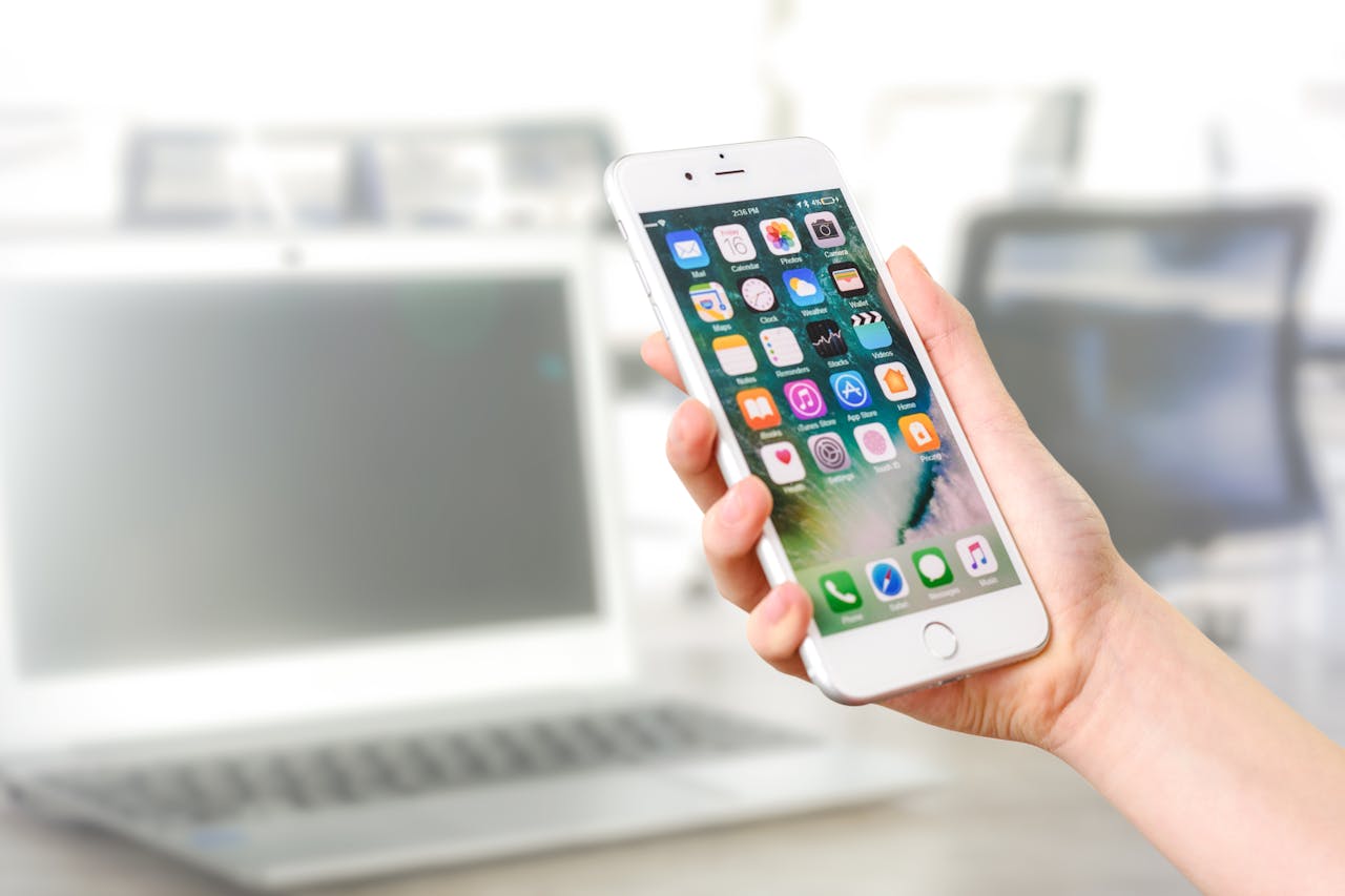 Am putea primi telefoane prin WhatsApp de la marile companii. De când va fi introdusă opțiunea? Foto: Pexels (fotografie cu caracter ilustrativ)