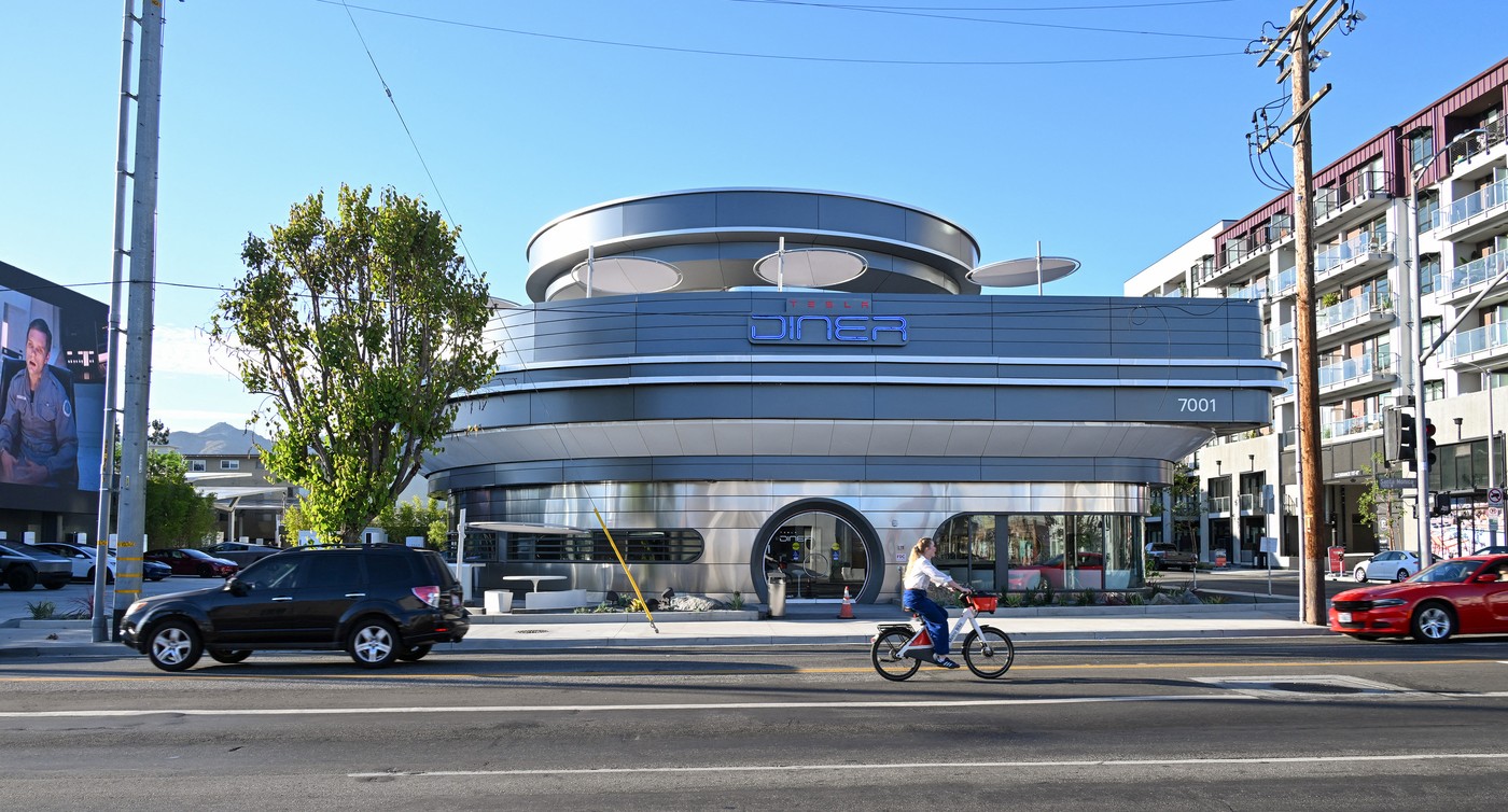 Elon Musk își deschide „cârciumă” retro-futuristă Tesla Drive în Los Angeles. Promisă din 2018 - Foto: Profimedia Images
