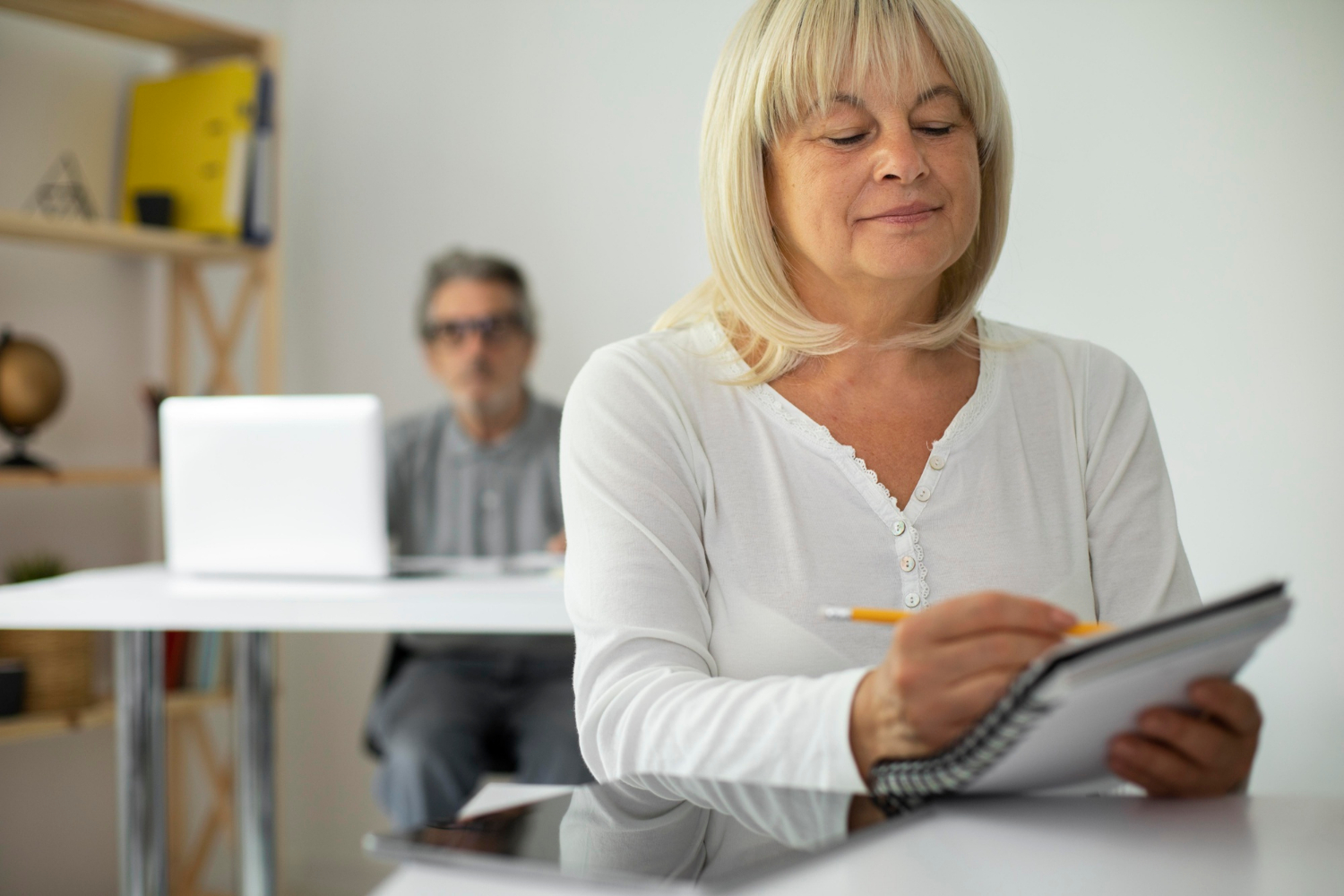 Foto: Pensionarii vor primi mai puțini bani la pensie în luna august. Care este calendarul plăților? Sursa Freepik