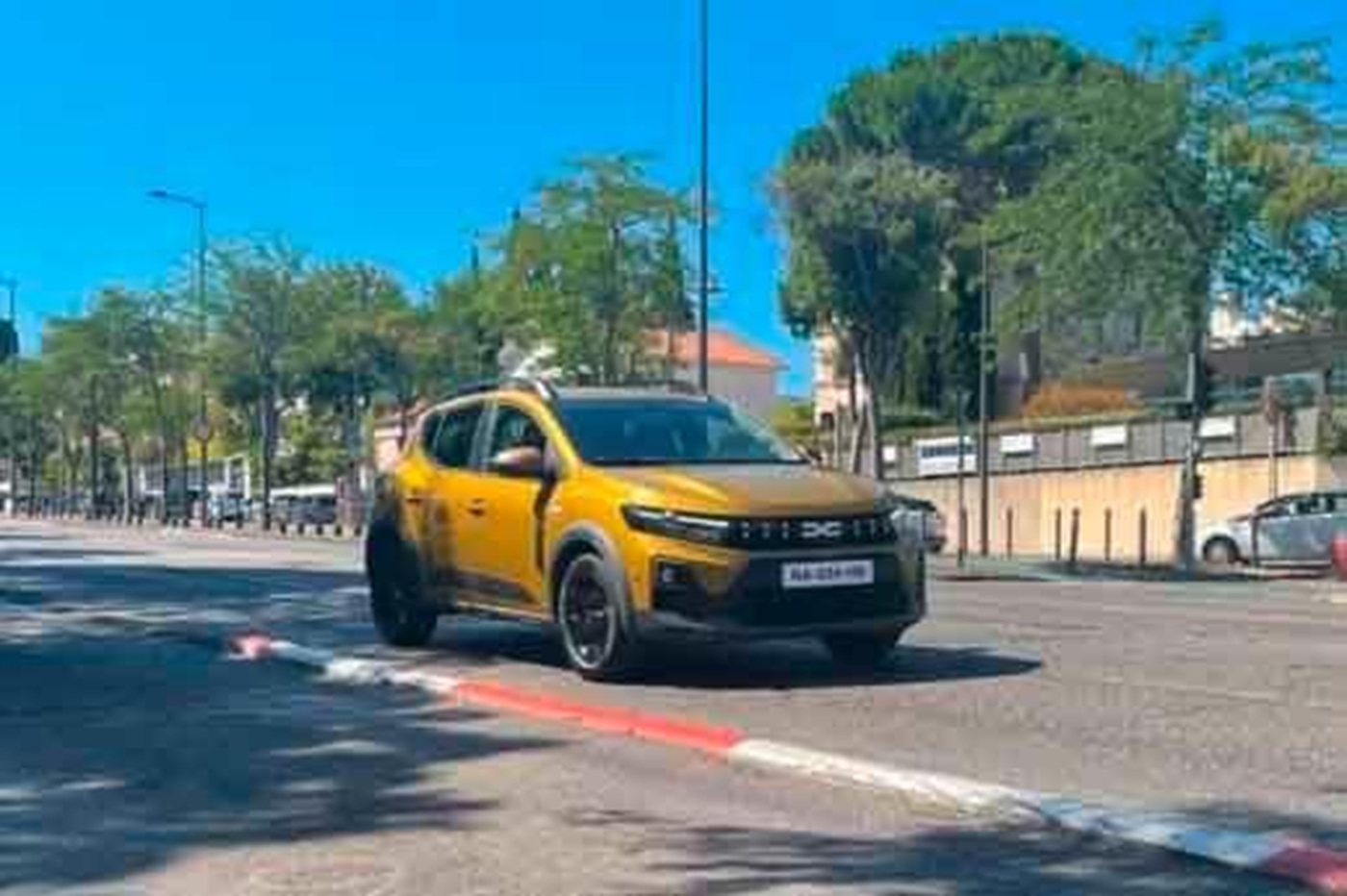 Primele imagini cu Dacia Sandero facelift: Design și elemente de Duster, motorizări hybrid - Foto: largus.fr