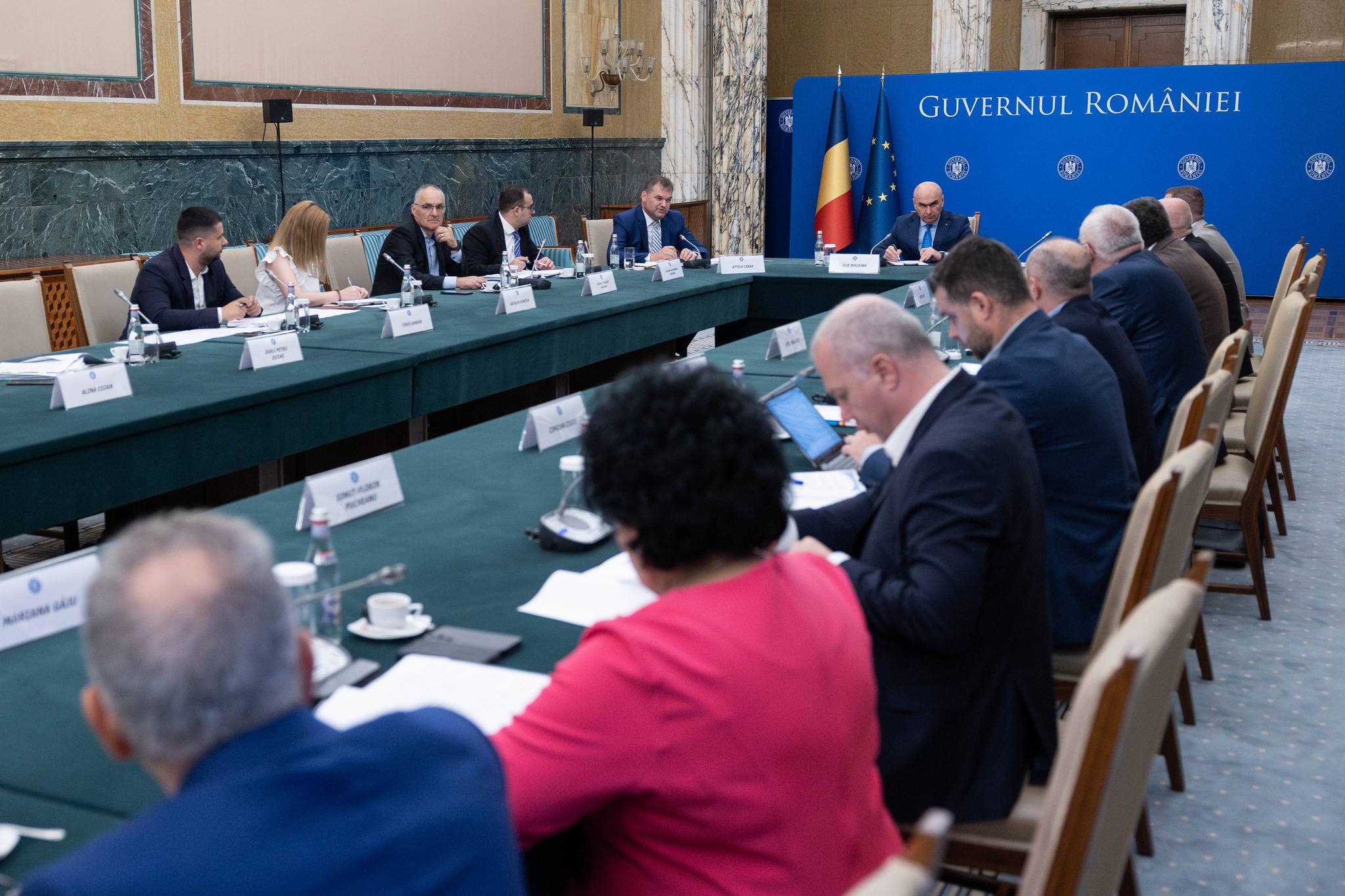 Ilie Bolojan și Cseke Attila, discuții cu angajații din administrație: „Vom face simulări” - Foto: Guvernul României (rol ilustrativ)