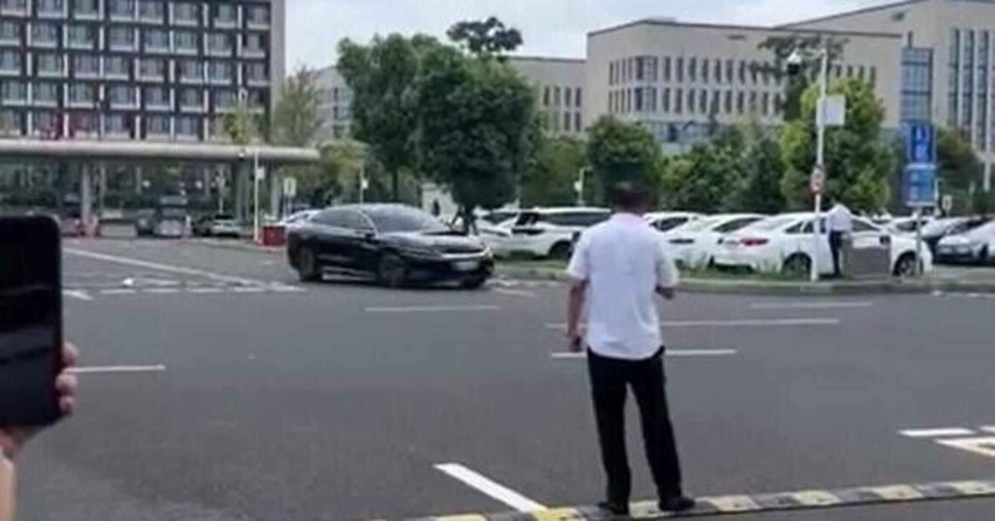Panică în parcare! O mașină electrică BYD în modul autonom se învârte de zeci de ori în viteză - Foto: captură ecran