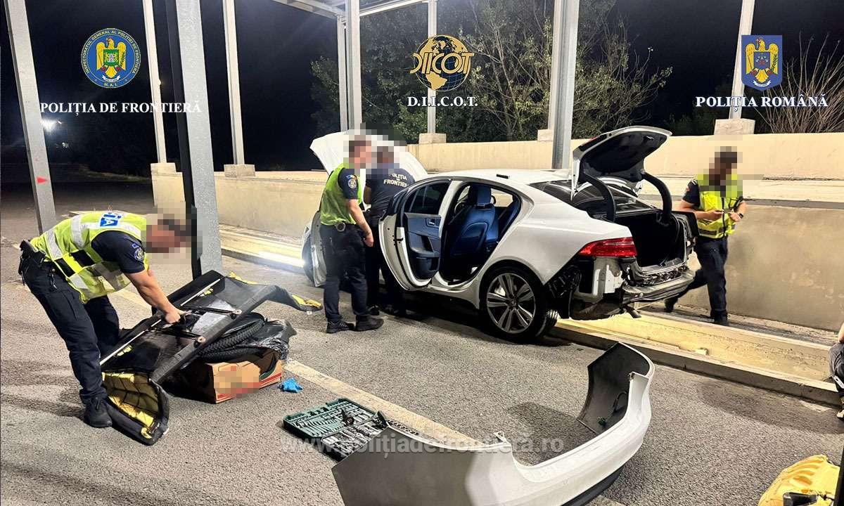 Peste un kilogram de cocaină, găsită ascunsă într-o maşină la Arad - FOTO: Poliția de Frontieră