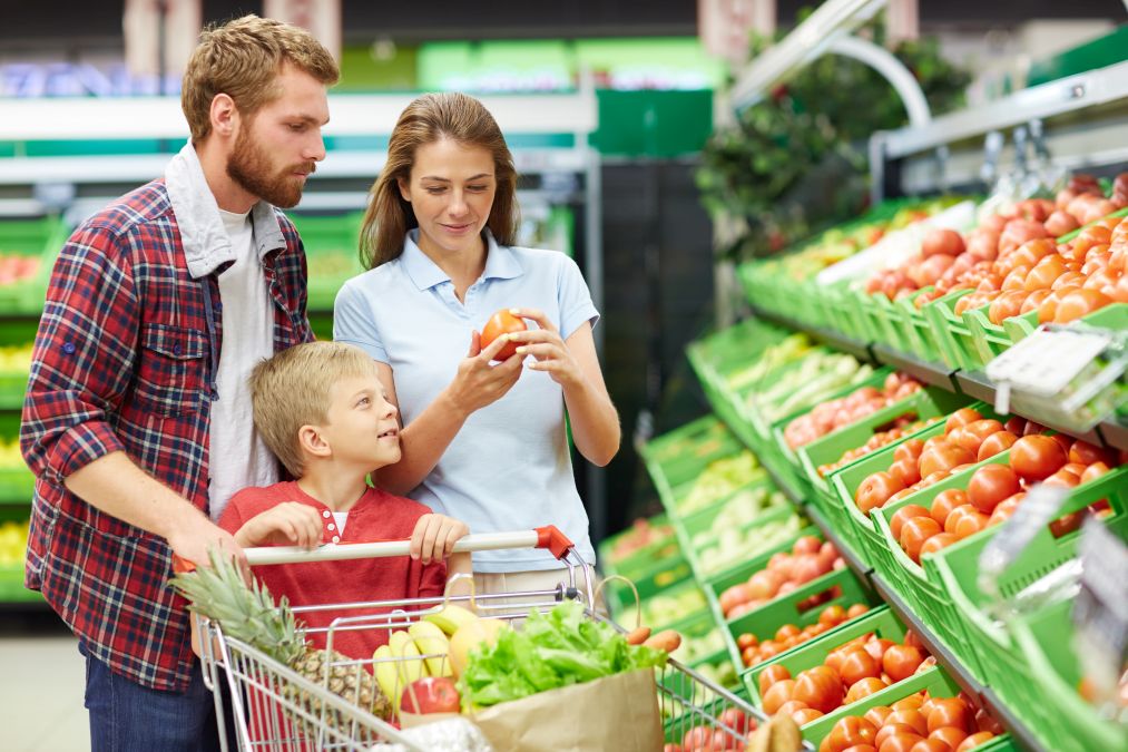 Tânăr cuplu la cumpărături, în hypermarket - Foto: Freepik/pressfoto