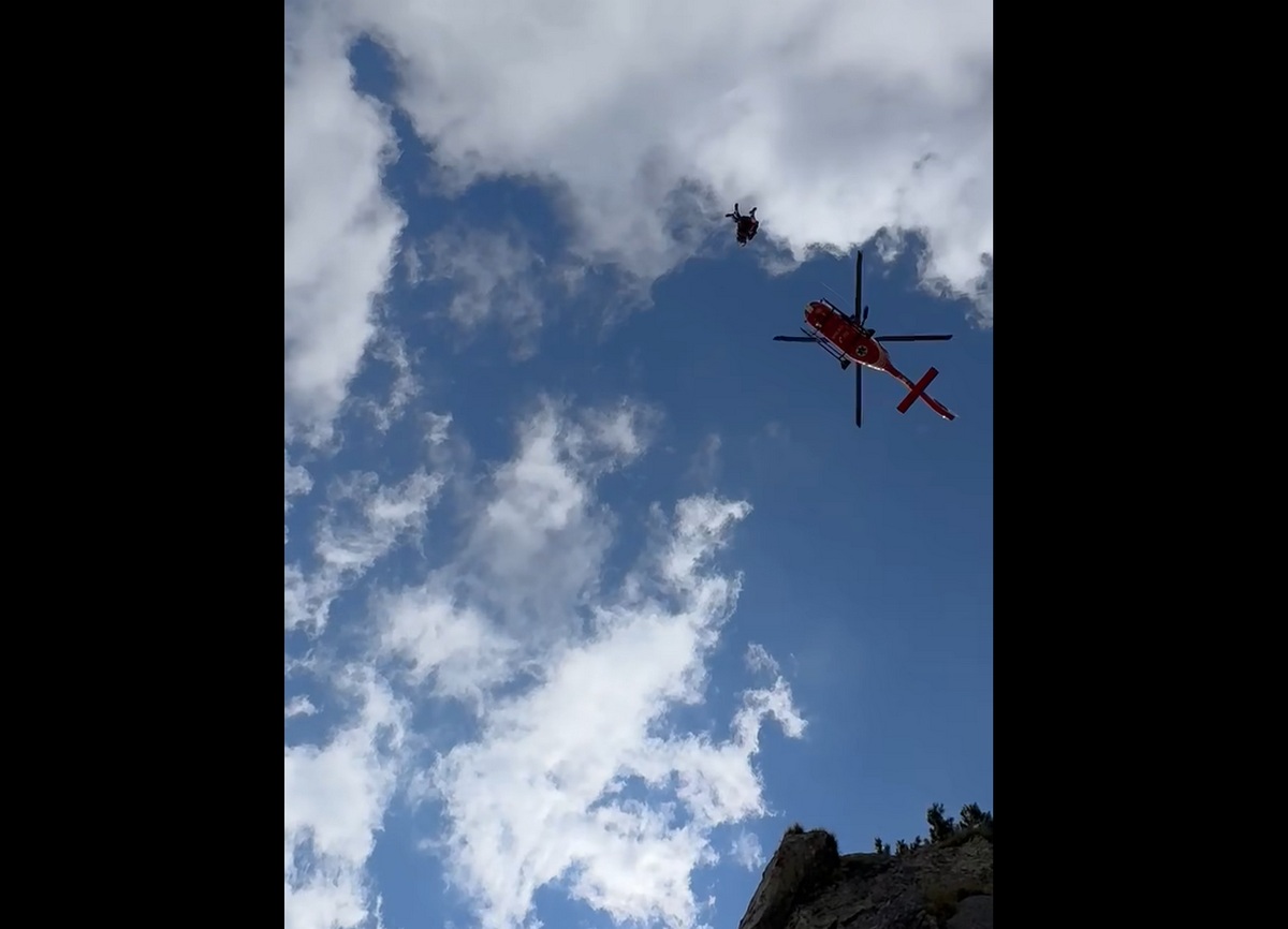 Salvare ca-n filme, cu elicopterul, de sub vârful Păpușa Mare. O femeie a căzut într-o râpă - Foto: captură video