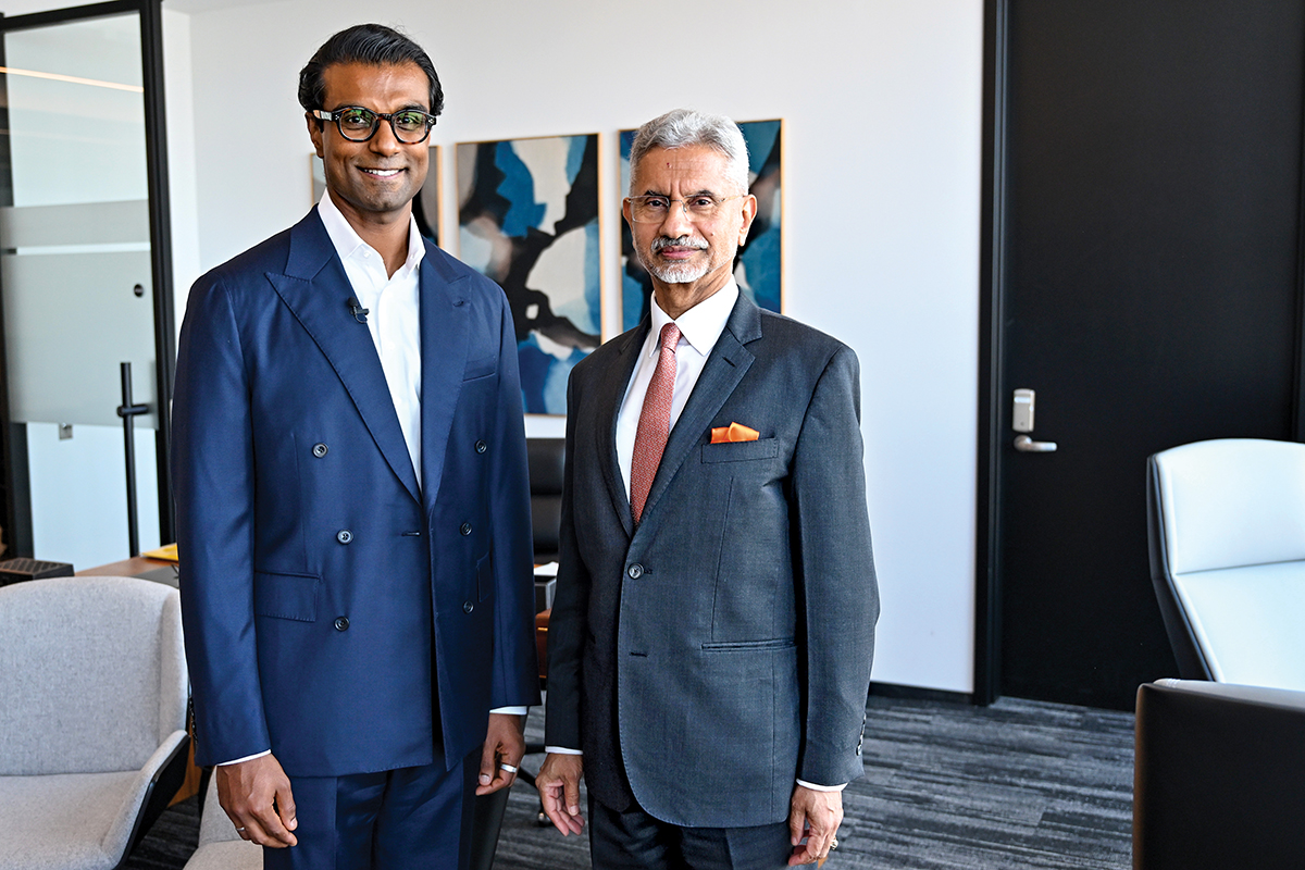 Dave Pragad, director executiv al Newsweek, și Subrahmanyam Jaishankar, ministrul afacerilor externe al Indiei