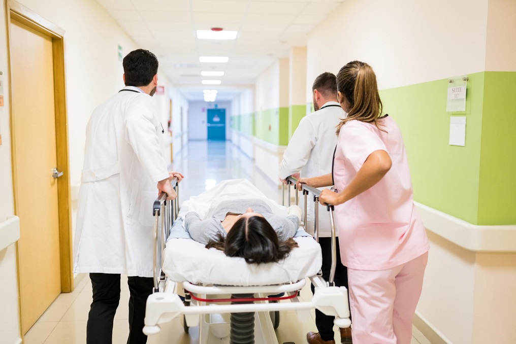 I s-a făcut rău și a chemat ambulanța. Medicul i-a spus să sune „un prieten”. A plătit 300 de lei - Foto: Freepik (rol ilustrativ)