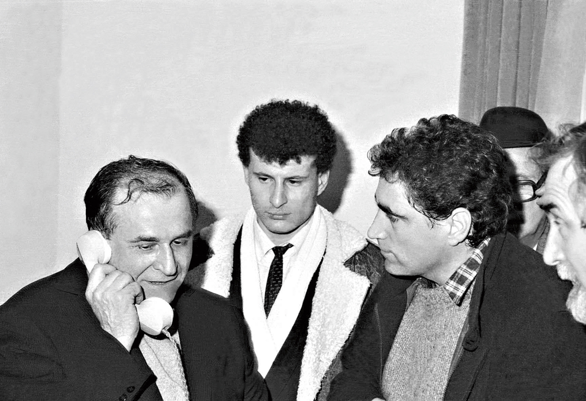 Ion Iliescu vorbind la telefon, în sediul Comitetului Central - 23 decembrie 1989 - Foto: Agerpres