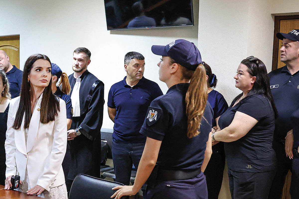 Guvernatoarea pro-rusă a regiunii Găgăuzia, Evghenia Guțul (stânga), privește ofițerii de poliție care intră în instanță pentru a o duce la închisoare, după pronunțarea sentinței de 7 ani închisoare - Foto: Profimedia Images