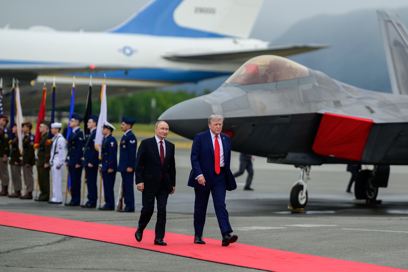 În timp ce Trump i-a pus covorul roșu lui Putin, Rusia a atacat Ucraina cu 85 de drone și o rachetă - Foto: Profimedia Images