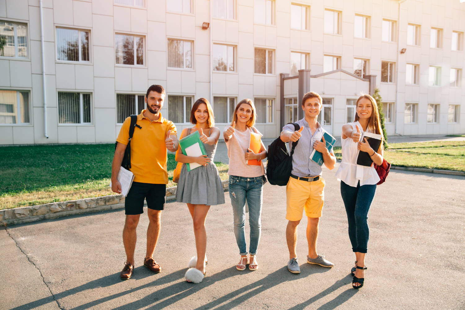 Foto: Elevii care provin din familii monoparentale nu vor mai primi bursele de 300 lei Sursa: Freepik (rol ilustrativ)