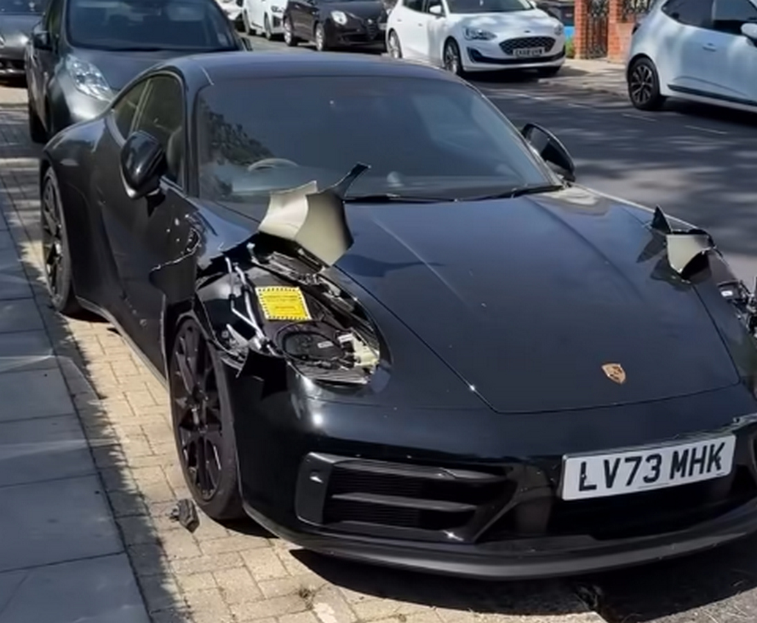 Imagini virale! Cum i-au furat hoții farurile unui Porsche 911? Tabla, tăiată ca la conserve - Foto: captură video