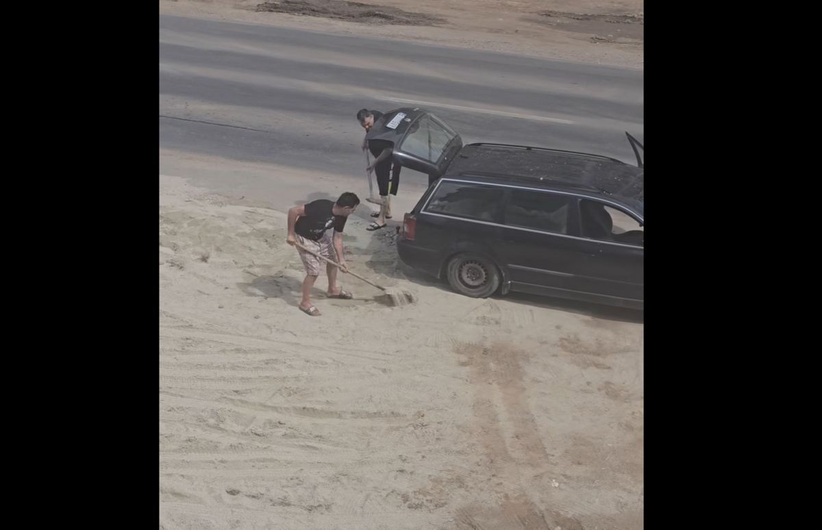 Viral! Un bucureștean și-a transformat Passat-ul break în roabă pentru a fura nisip de pe drum - Foto: captură video