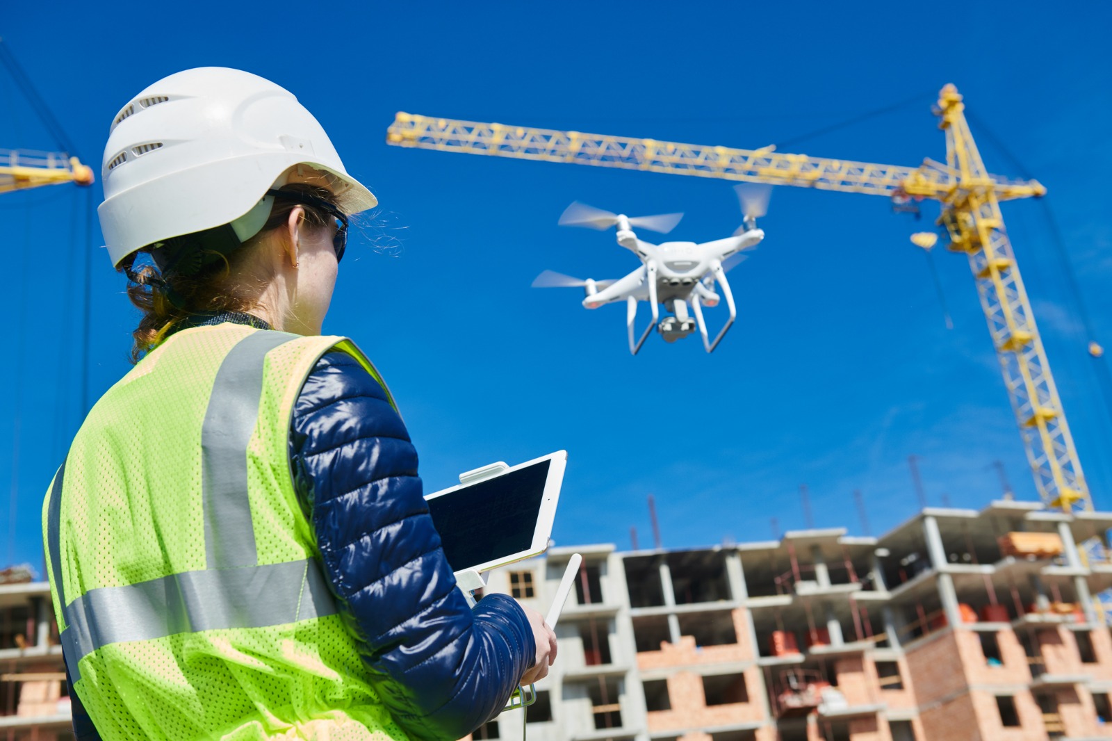 Românii care stau la curte vor fi monitorizați cu drone și sateliți. Ce nu au voie să facă? - Foto: Arhiva