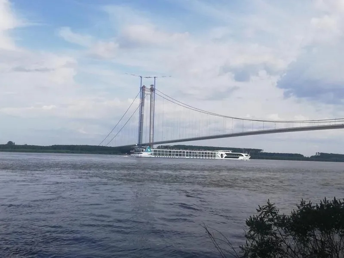 Din Podul „Golden Gate” de 500.000.000 € de la Brăila, reasfaltat de 5 ori, țâșnește apă - Foto: Facebook/Pod Suspendat Braila