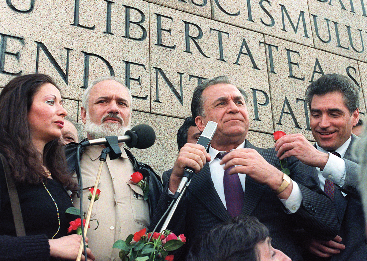 Ion Iliescu, flancat de primul ministru Petre Roman și vicepremierul Gelu Voican Voiculescu, la 27 aprilie 1990 - Foto: Profimedia Images