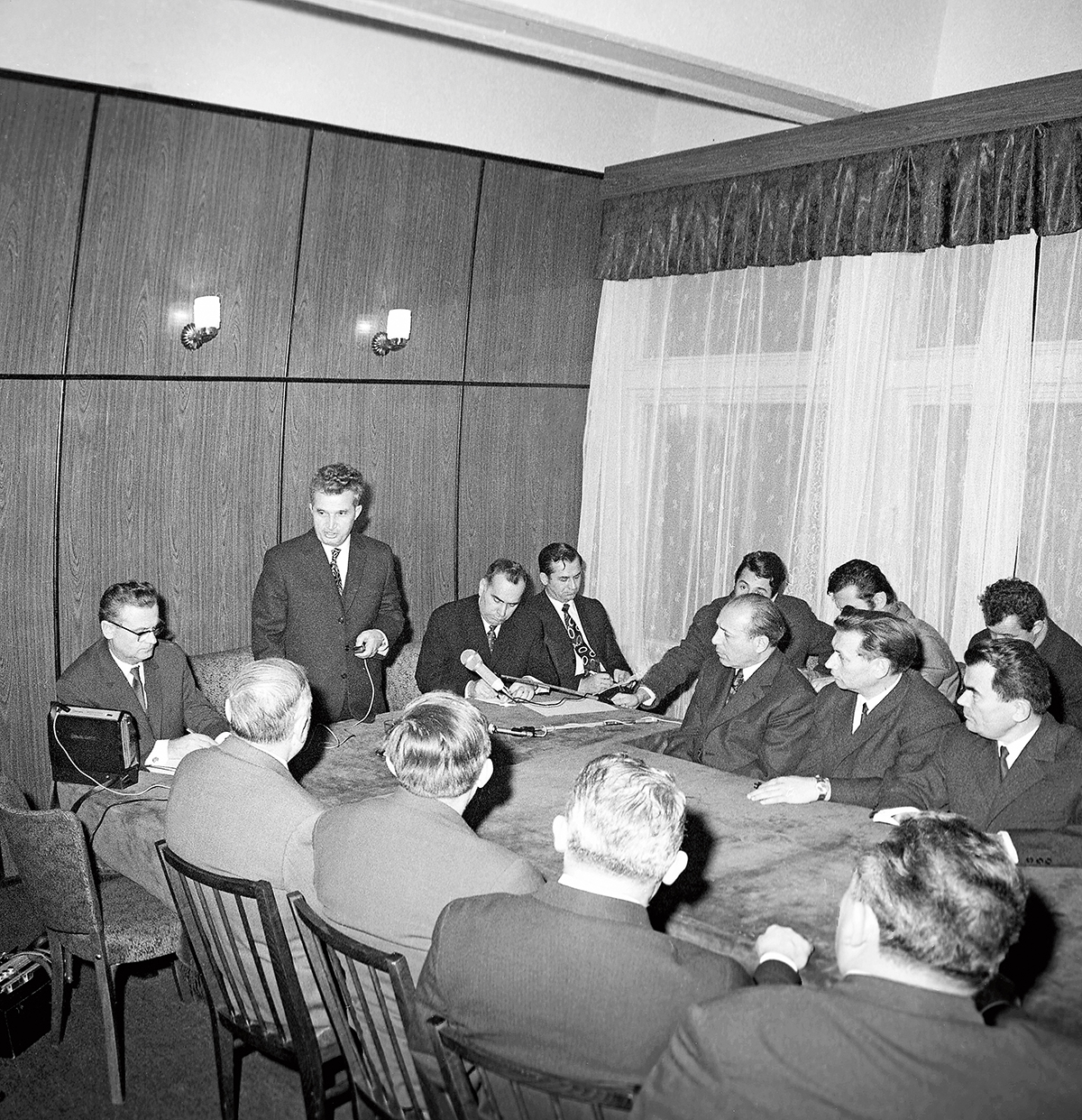 Ion Iliescu, la vizita de lucru a lui Nicolae Ceaușescu la Institutul Politehnic din Timișoara, 27 noiembrie 1971 - Foto: Agerpres