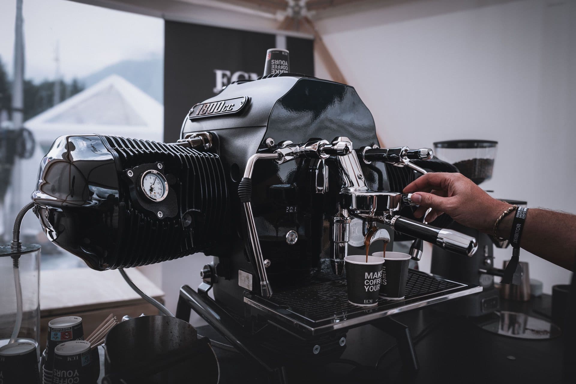 Cel mai spectaculos și mai de fițe espressor de cafea! Costă 10.000 $ și cântărește 140 kg - Foto: BMW