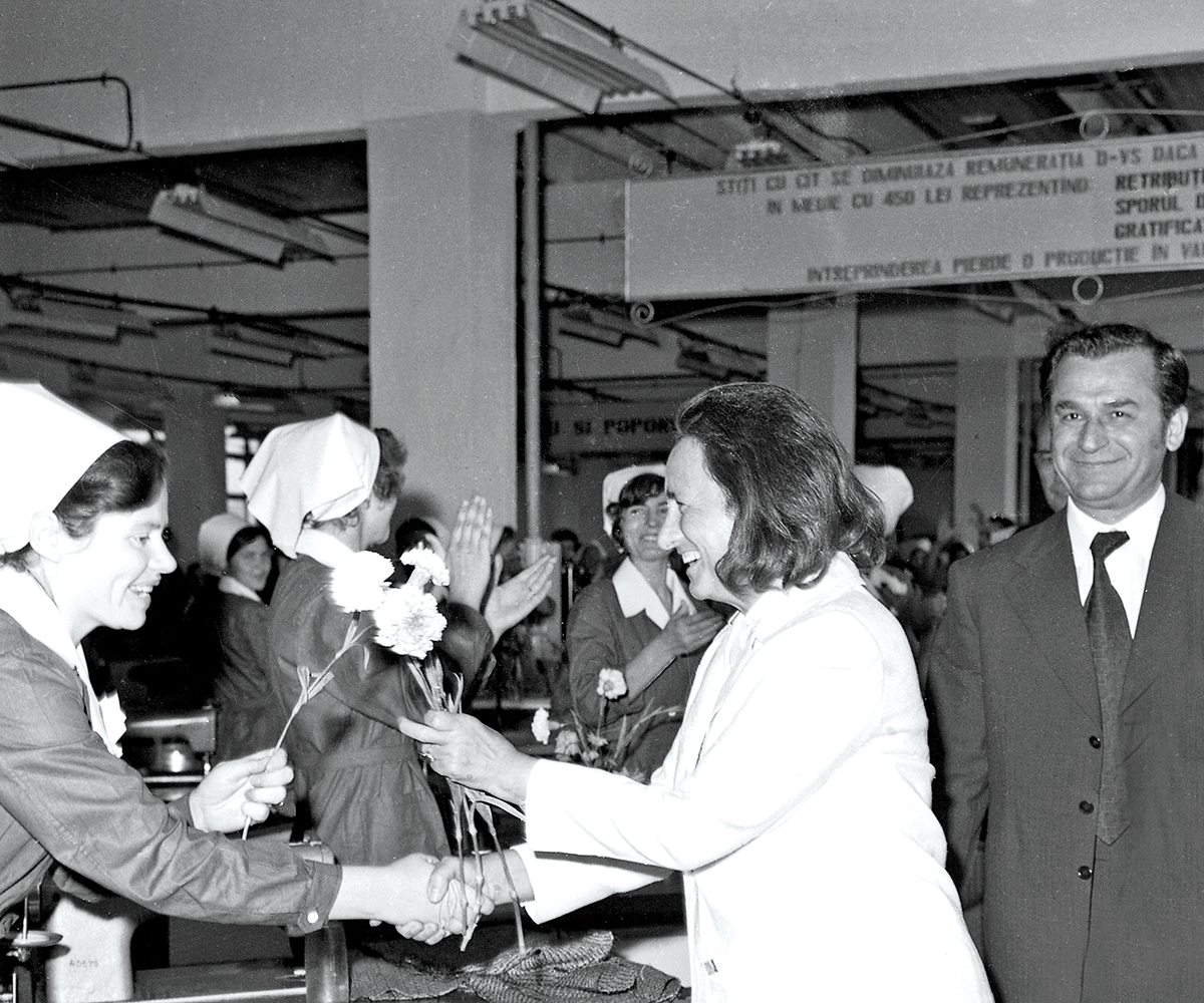 Ion Iliescu și Elena Ceaușescu, la o vizită de lucru a lui Nicolae Ceaușescu la Fabrica de Confecții din Iași, 31 iulie 1976 - Foto: Agerpres