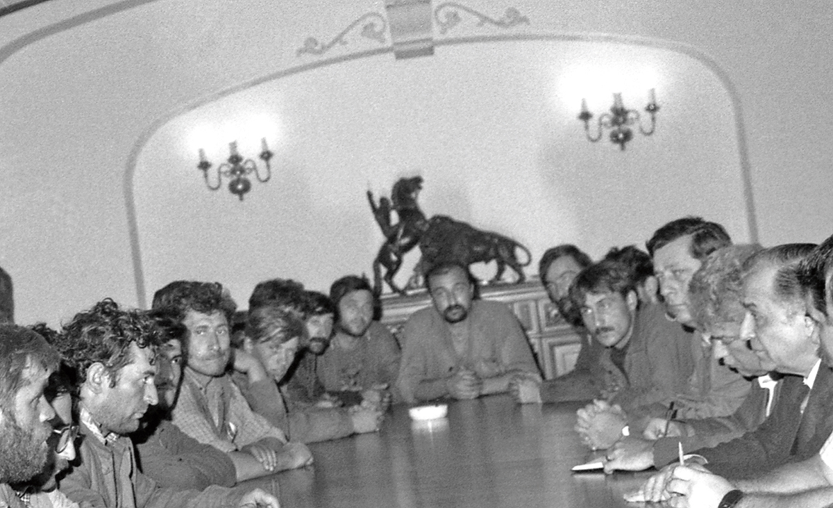 Primirea la Palatul Cotroceni de către Ion Iliescu a unei delegații a minerilor, condusă de Miron Cozma - Foto: Agerpres