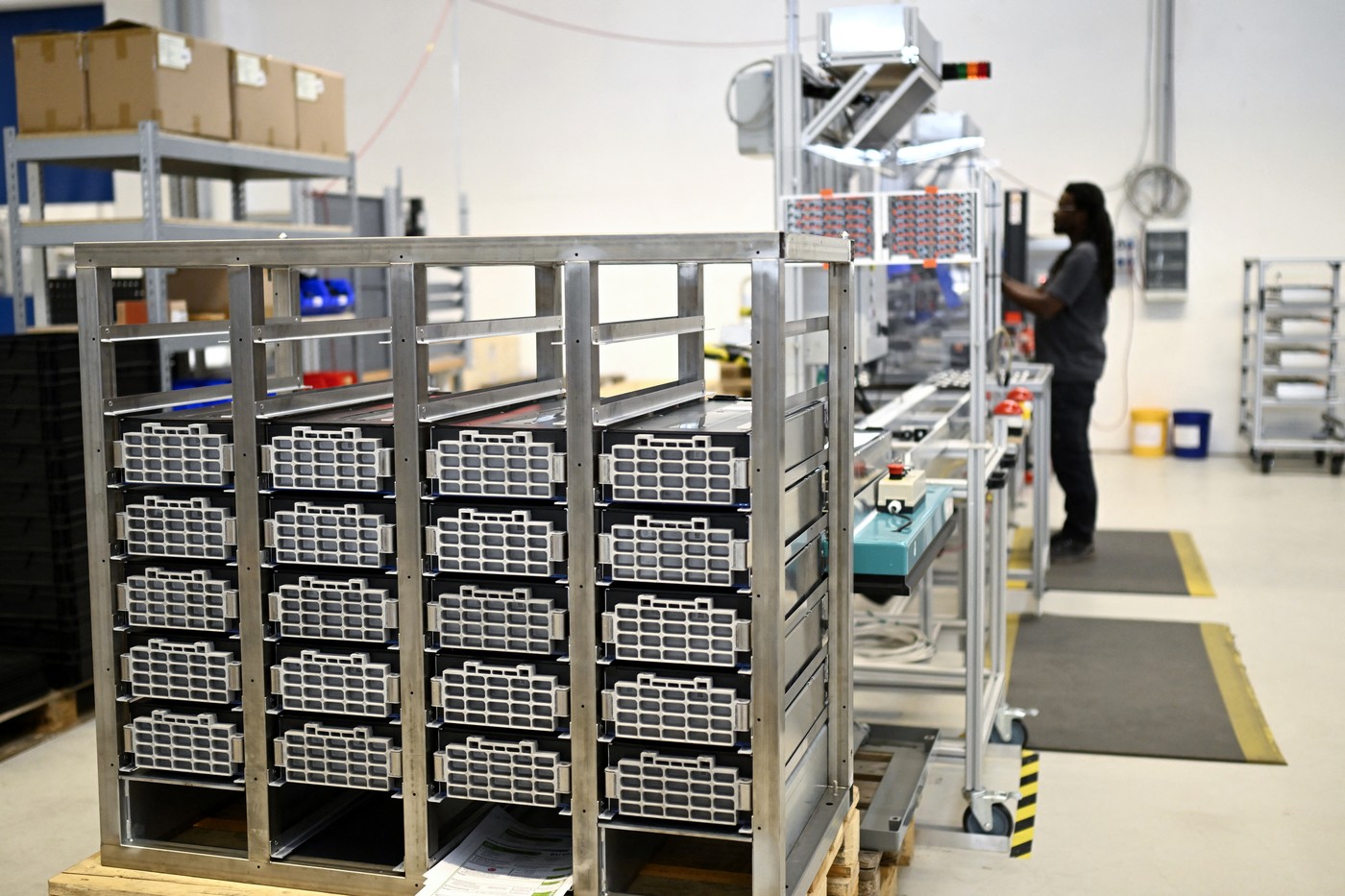 Fotovoltaicele profită de o a doua viaţă bateriilor uzate provenite de la automobilele electrice - Foto: Profimedia Images (imagine cu rol ilustrativ)