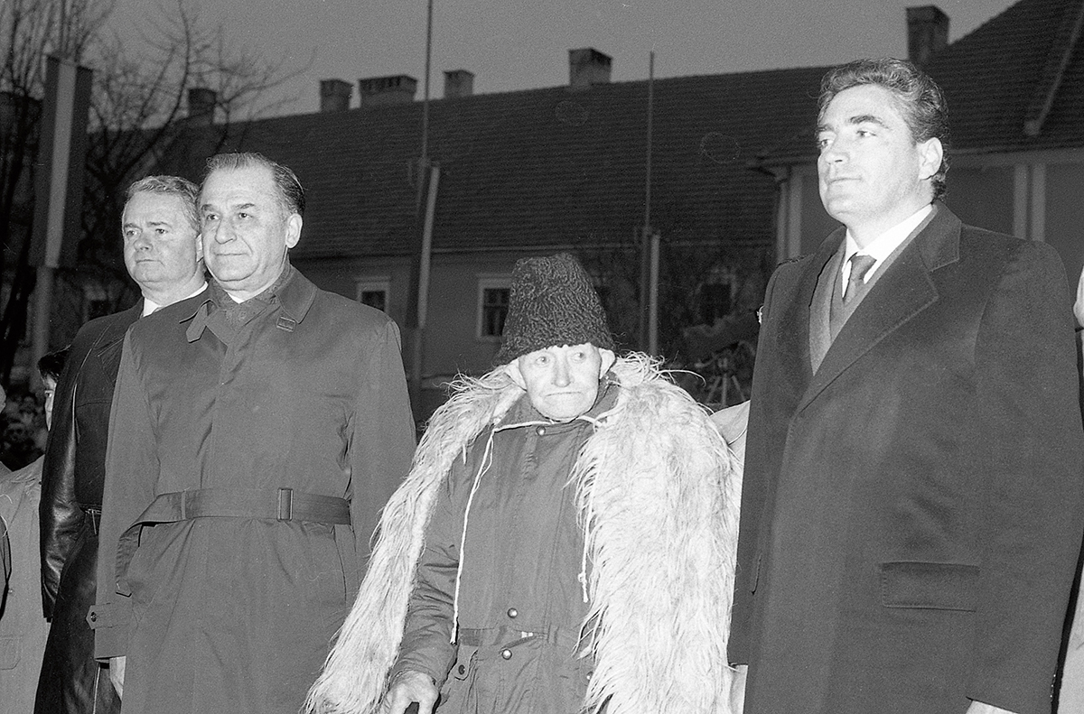 Virgil Măgureanu, directorul SRI, Ion Iliescu, președintele României și Petre Roman, la Alba Iulia, unde sărbătoreau pentru prima data
Ziua Națională a României,
la 1 decembrie 1990 - Foto: Agerpres