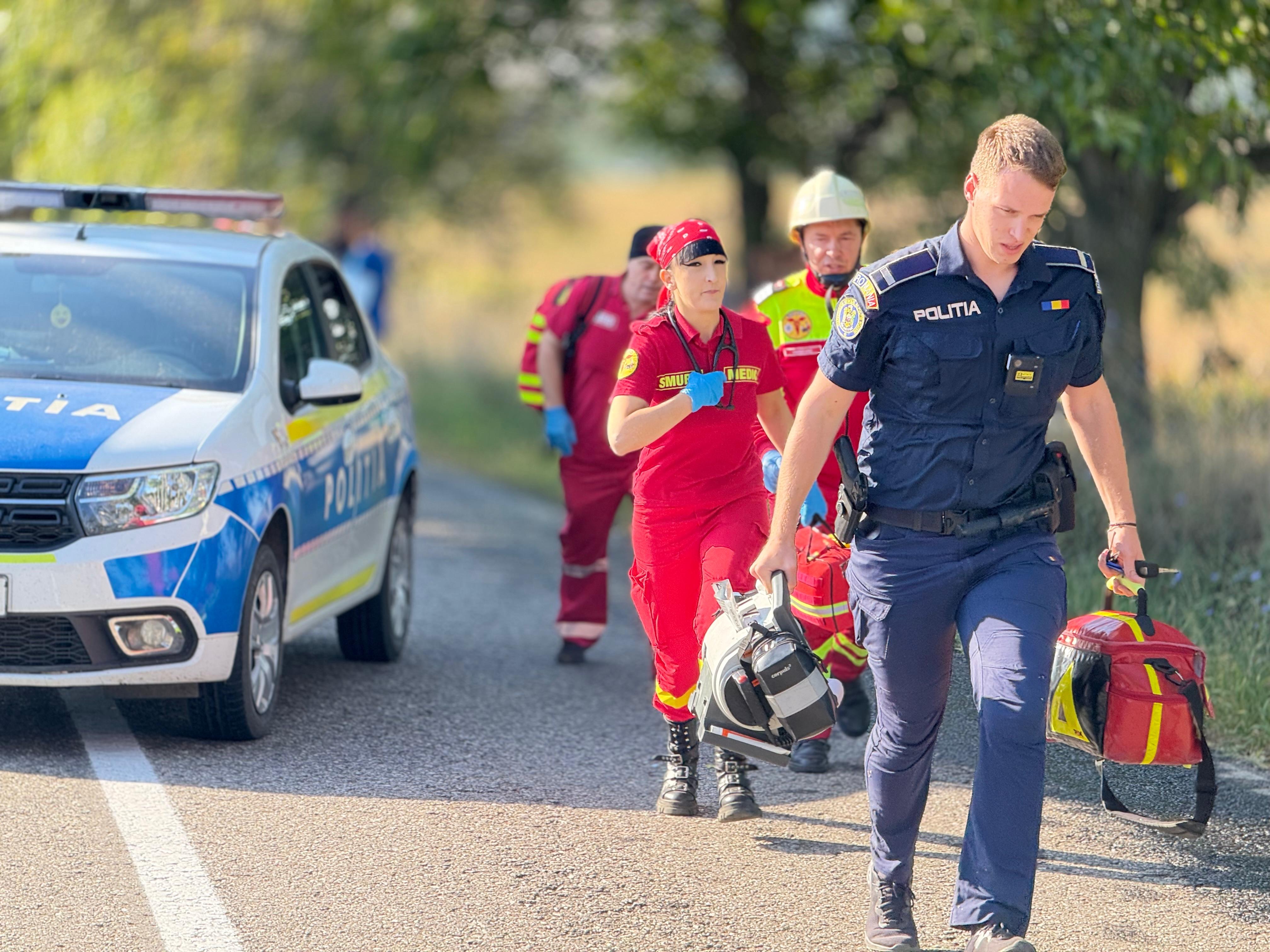 Paramedicii se îndreaptă spre locul accidentului - Foto: ISU Botoșani