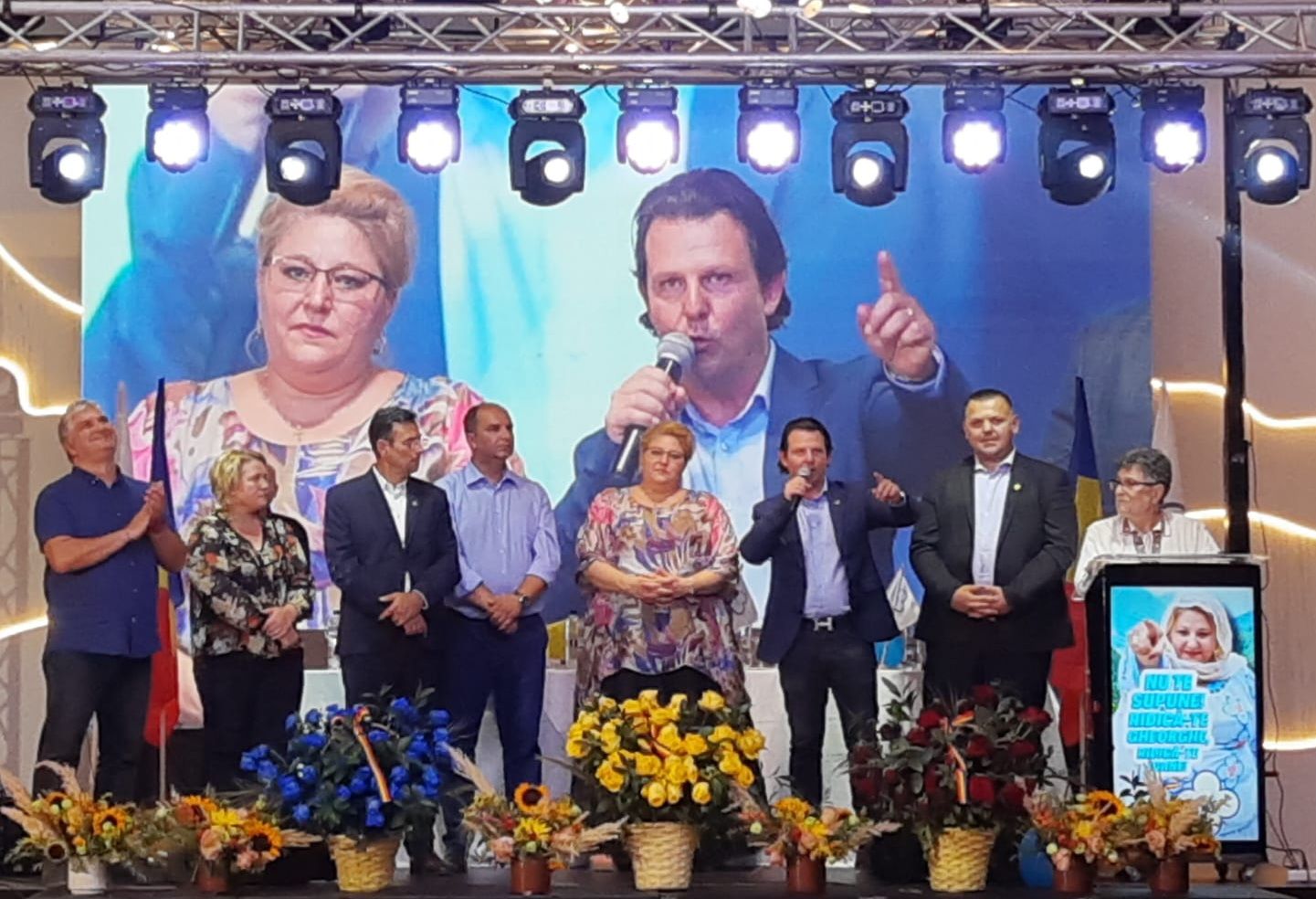 Diana Șoșoacă (în centru) și Tudor Ionescu în stânga ei - Foto: FB / Tudor Ionescu