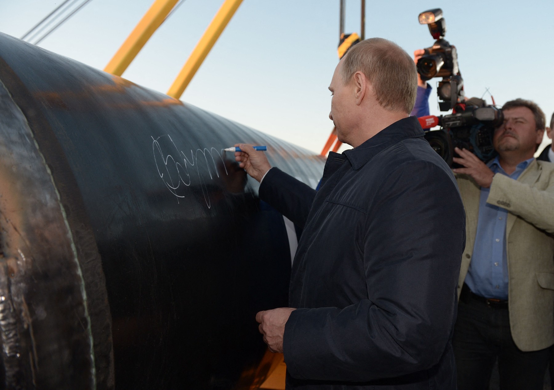 Vladimir Putin semnează o conductă de gaze din veriga principală de gaze „Puterea Siberiei”, care merge în China - Foto: Profimedia Images