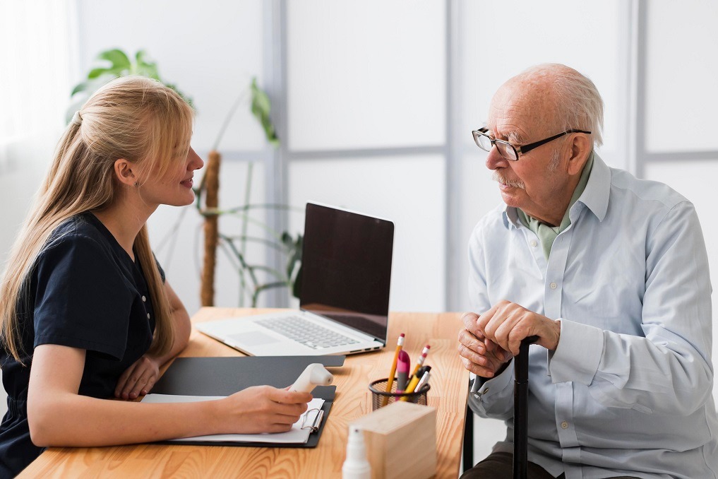 Pensionar interesat de pensie - Foto: Frrepik