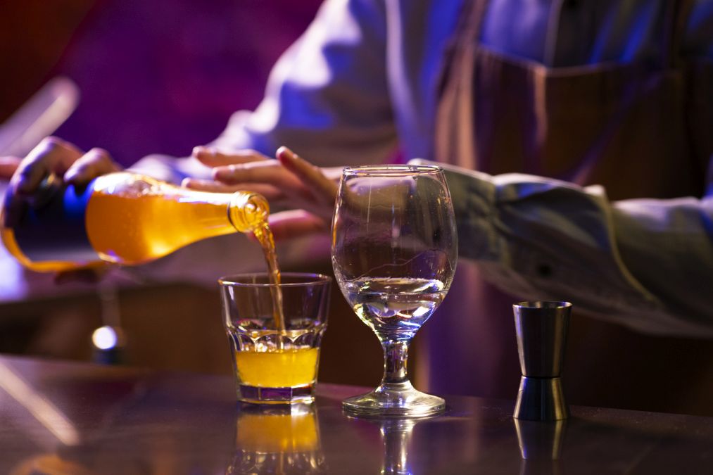Zece dependenți de alcool ajung zilnic la Socola - Foto: Freepik/CC0
