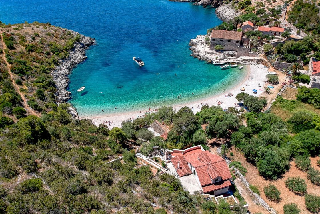 Golful Dubovica de pe insula Hvar - Foto: visit-hvar.com