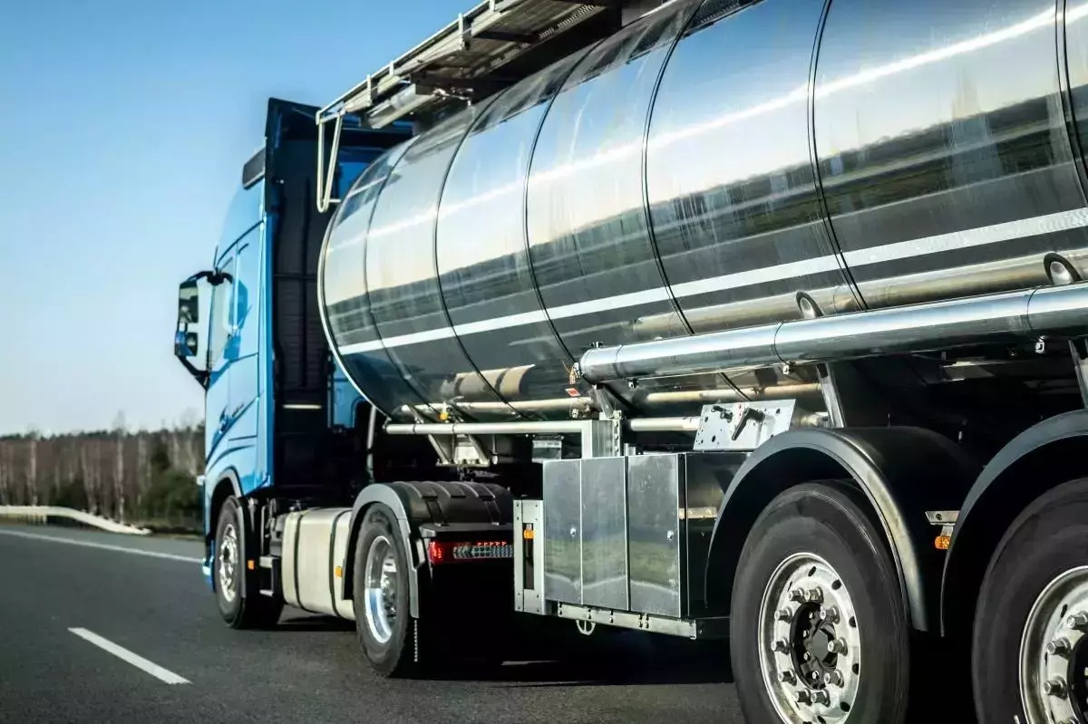 Cisternă cu gaz metan răsturnată pe un drum național. Sunt scurgeri pe carosabil, circulație oprită - Foto: Arhiva