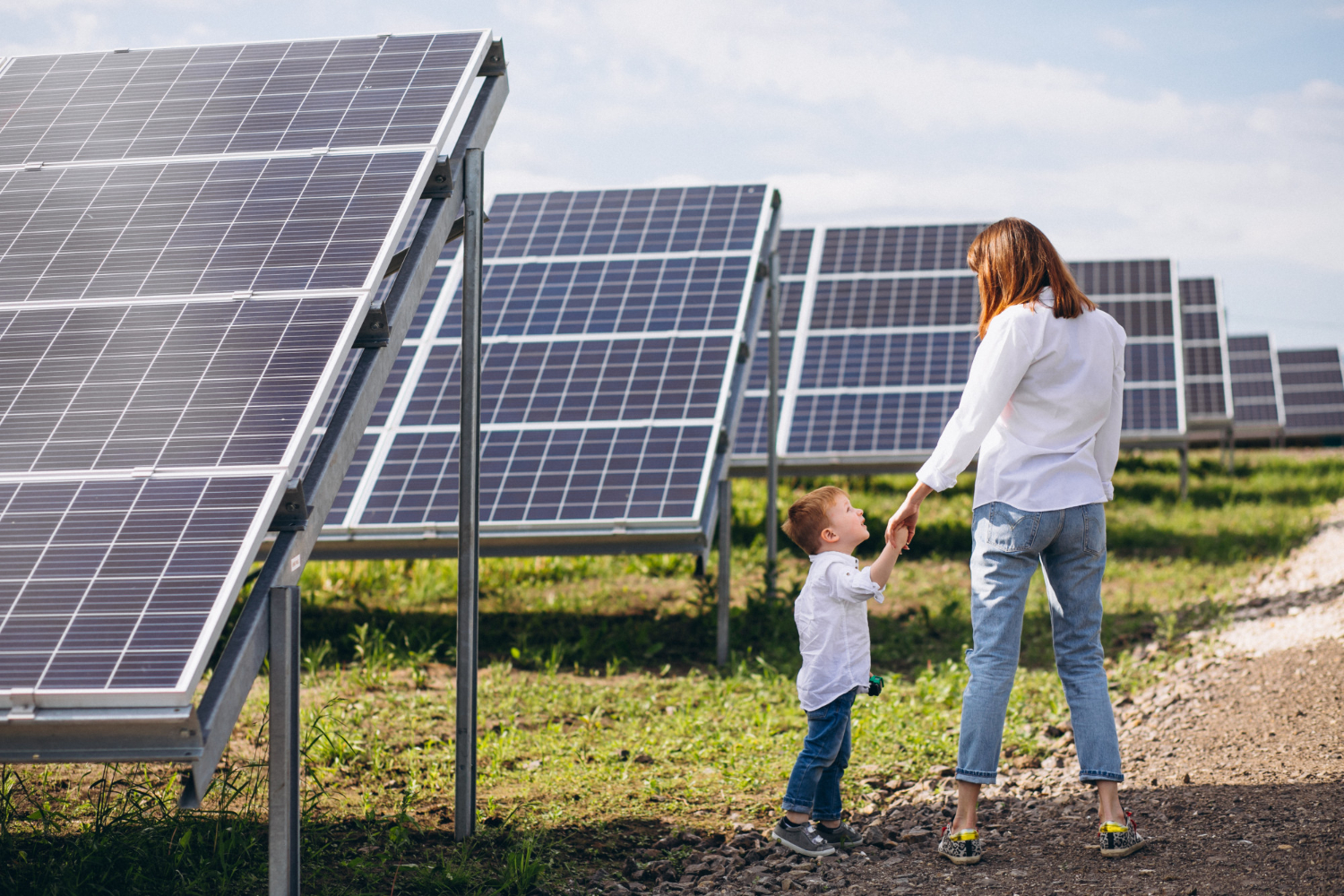 Câmp de panouri fotovoltaice - Foto: Freepik