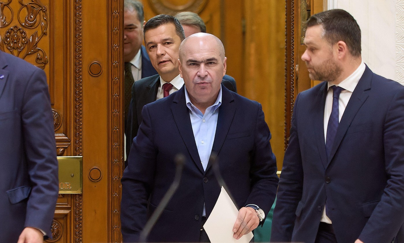 Scandal pe reducerea posturilor din primării. Bugetari trimiși să „combată sărăcia” la Miami - Foto: Profimedia images
